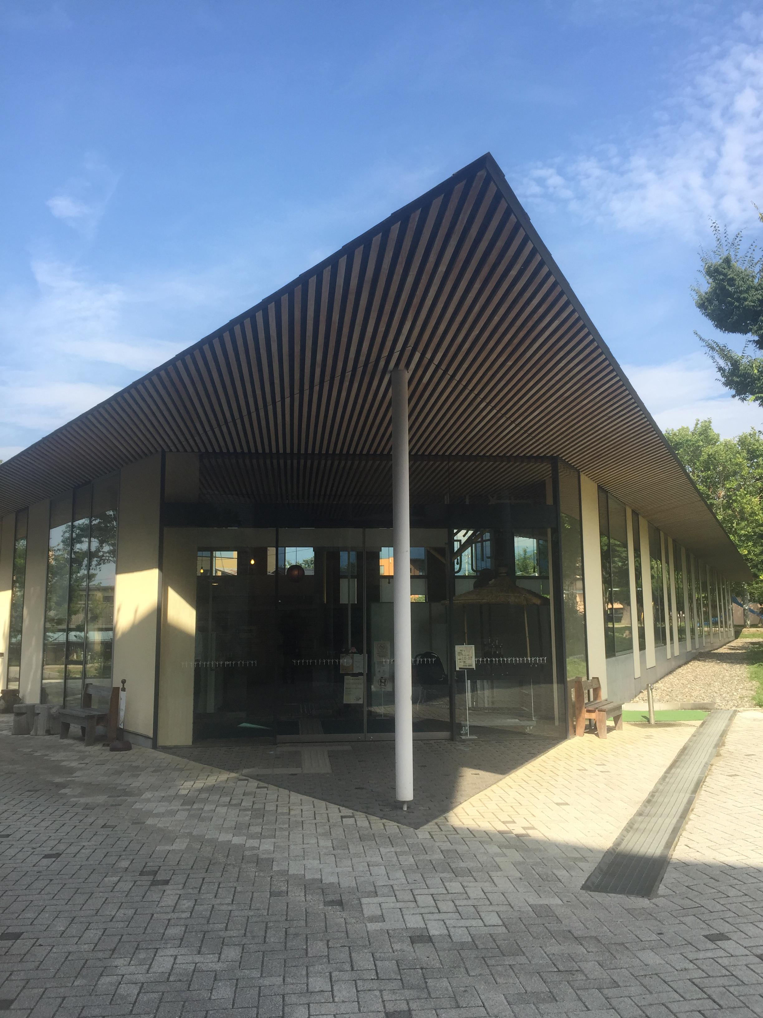 小布施町立図書館まちとしょテラソ